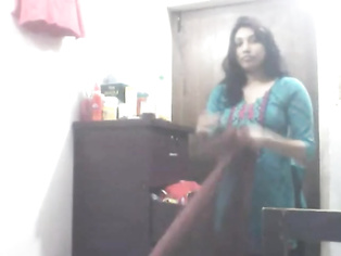 Punjabi housewife from Delhi cleavage show recorded by her neighbor while she was hanging her laundry