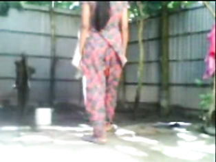 Indian Desi Couple Fucking While Taking Outdoor Bath.