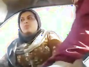 Indian Bhabhi cheating in Car with innocent caught pakistani aunt