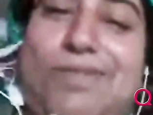 indian aunty showing her boobs