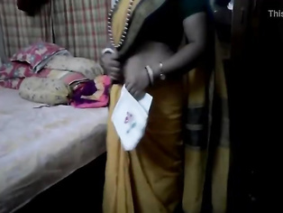 Indian desi Married aunty exposing navel in saree with audio