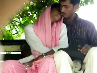 Tamil girl give jerking to her lover in park