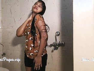 tamil desi top model Alia Advani from punjab taking shower