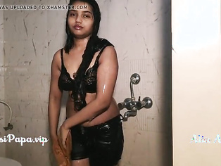 tamil desi top model Alia Advani from punjab taking shower