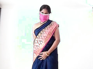Desi housewife Swetha blouse less saree show