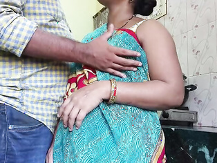 Bartan dho rahi Kamwali Bai ko sahab ne choda