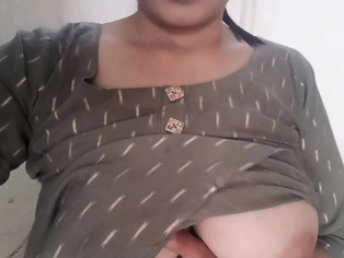 Newly married Bhabhi Ko Pee karte Huye Chupke se Dekha