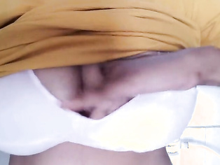 Newly married Bhabhi Ko Pee karte Huye Chupke se Dekha