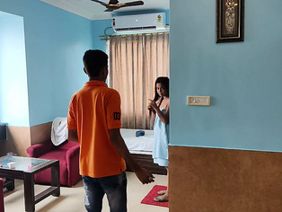 A indian model seduce a hotel boy and made a happy ending in a hotel room. So cute
