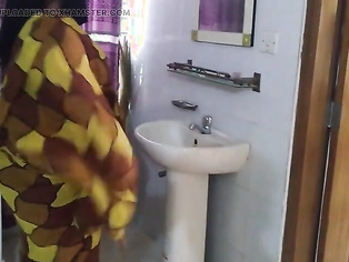Jab Desi Cute Mosi bistar ke neche phans jate hai tab uska sautela beta bade gand ko chodata hai