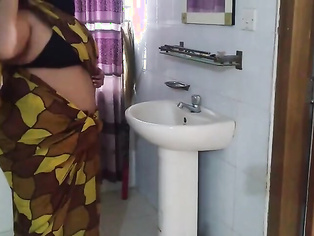 Jab Desi Cute Mosi bistar ke neche phans jate hai tab uska sautela beta bade gand ko chodata hai